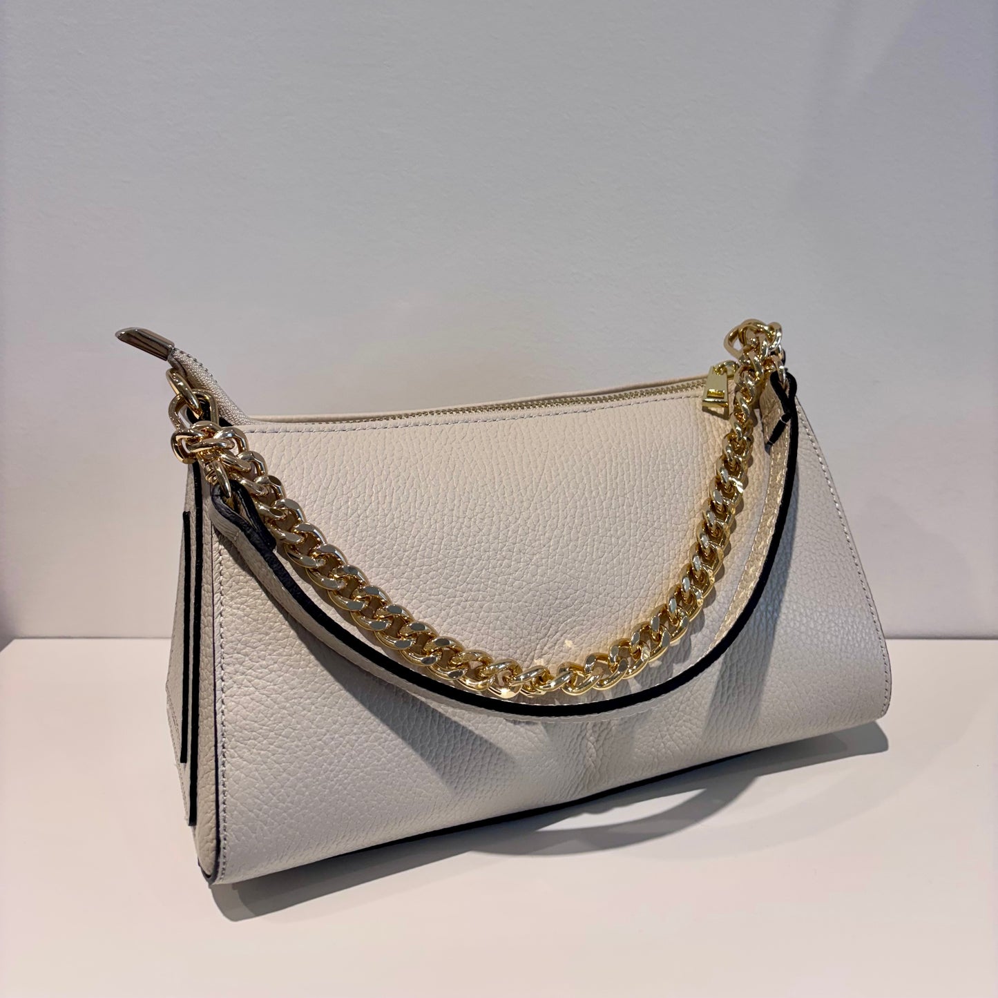 Borsa beige in pelle con catena