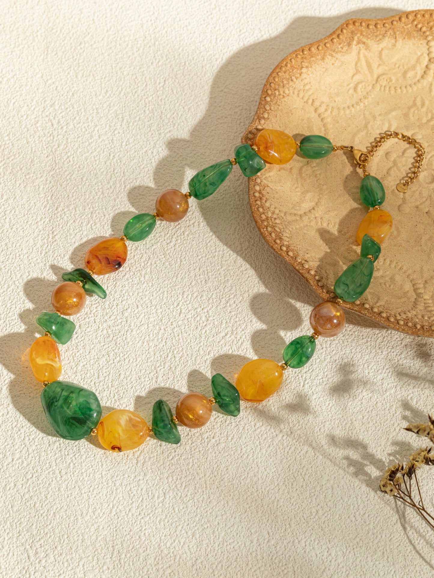 Collana con gemme in resina