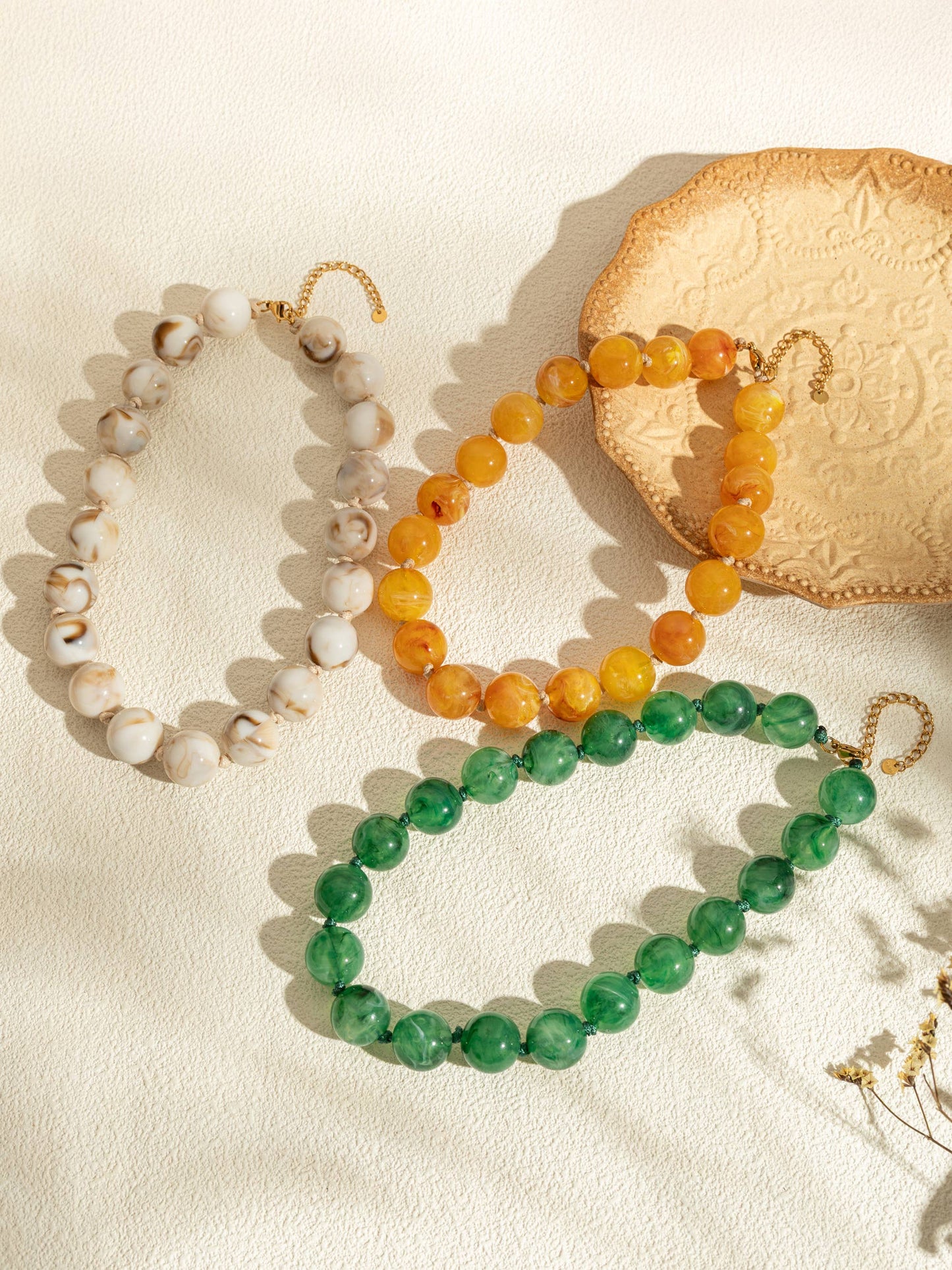 Collane con perle rotonde in resina colorata e catena dorata elegante