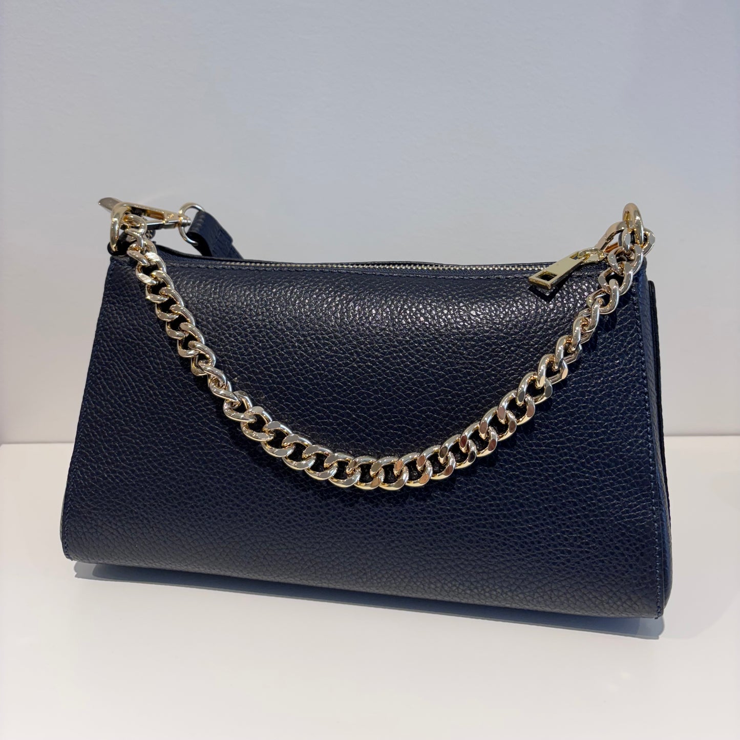 Borsa nera in pelle con catena