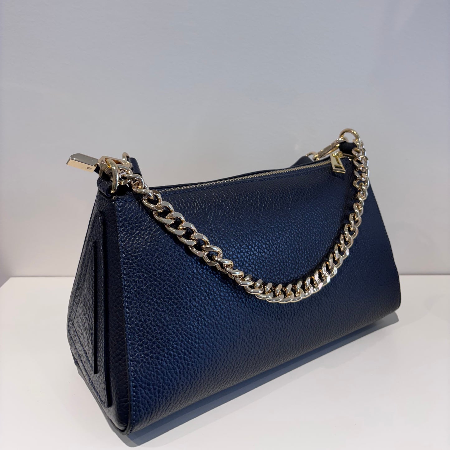 Borsa nera in pelle con catena