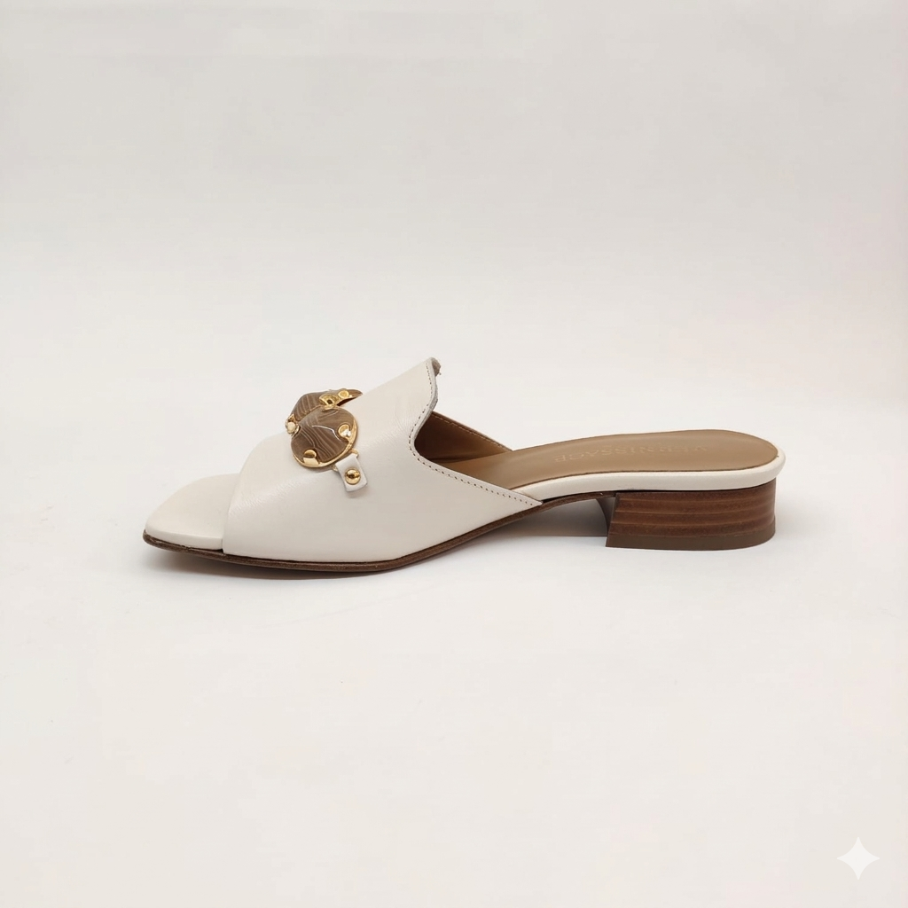 Sandali slides in pelle e applicazioni