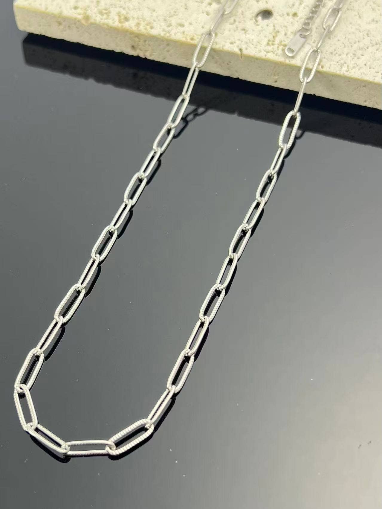 Collana a maglia rettangolare martellata, dorata, audace, chic