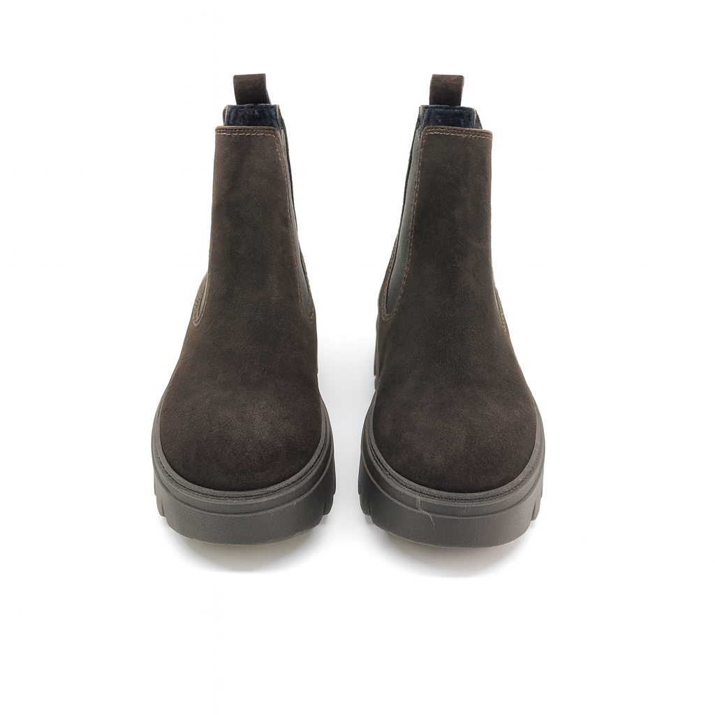 Chelsea Tamaris in camoscio