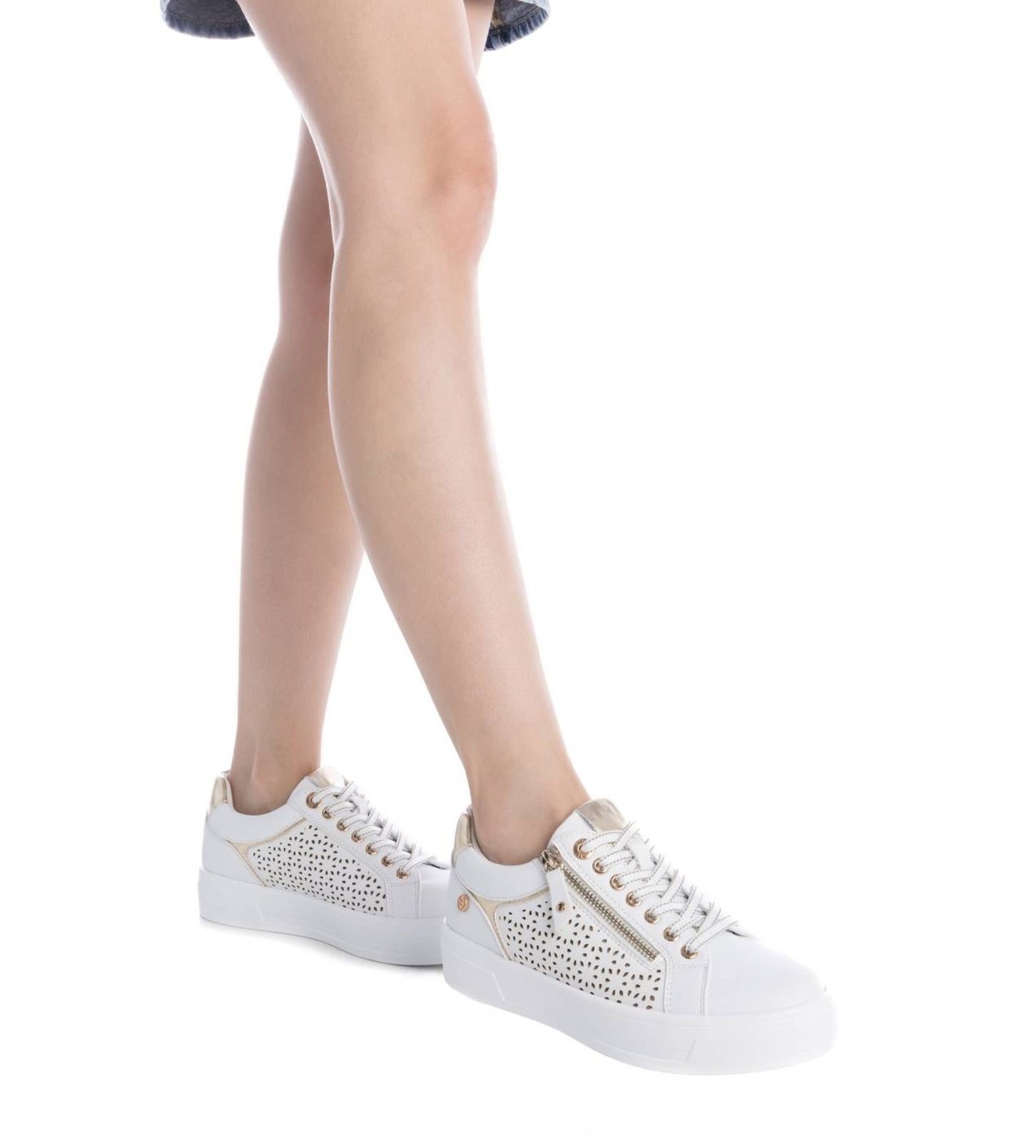 Sneakers bianca traforata con zip