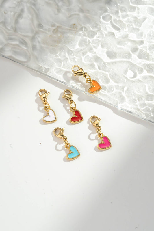 Set di 5 piccoli pendenti a cuore in colori assortiti