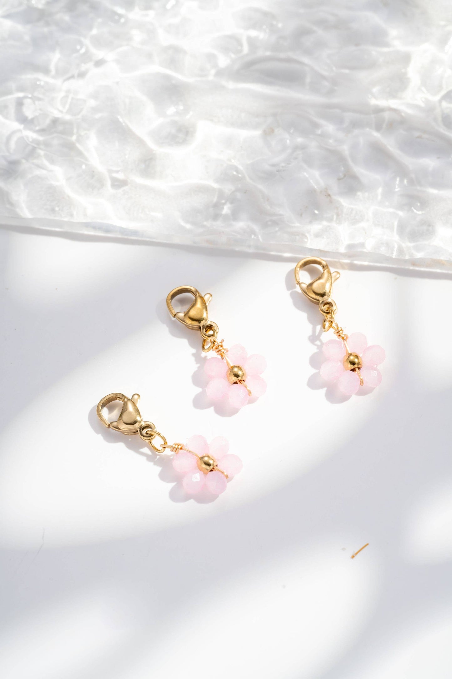 Set di Tre Pendenti con Fiori Colorati in Acciaio Inossidabile,