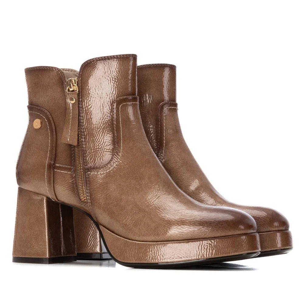 Stivaletto con tacco in vernice
