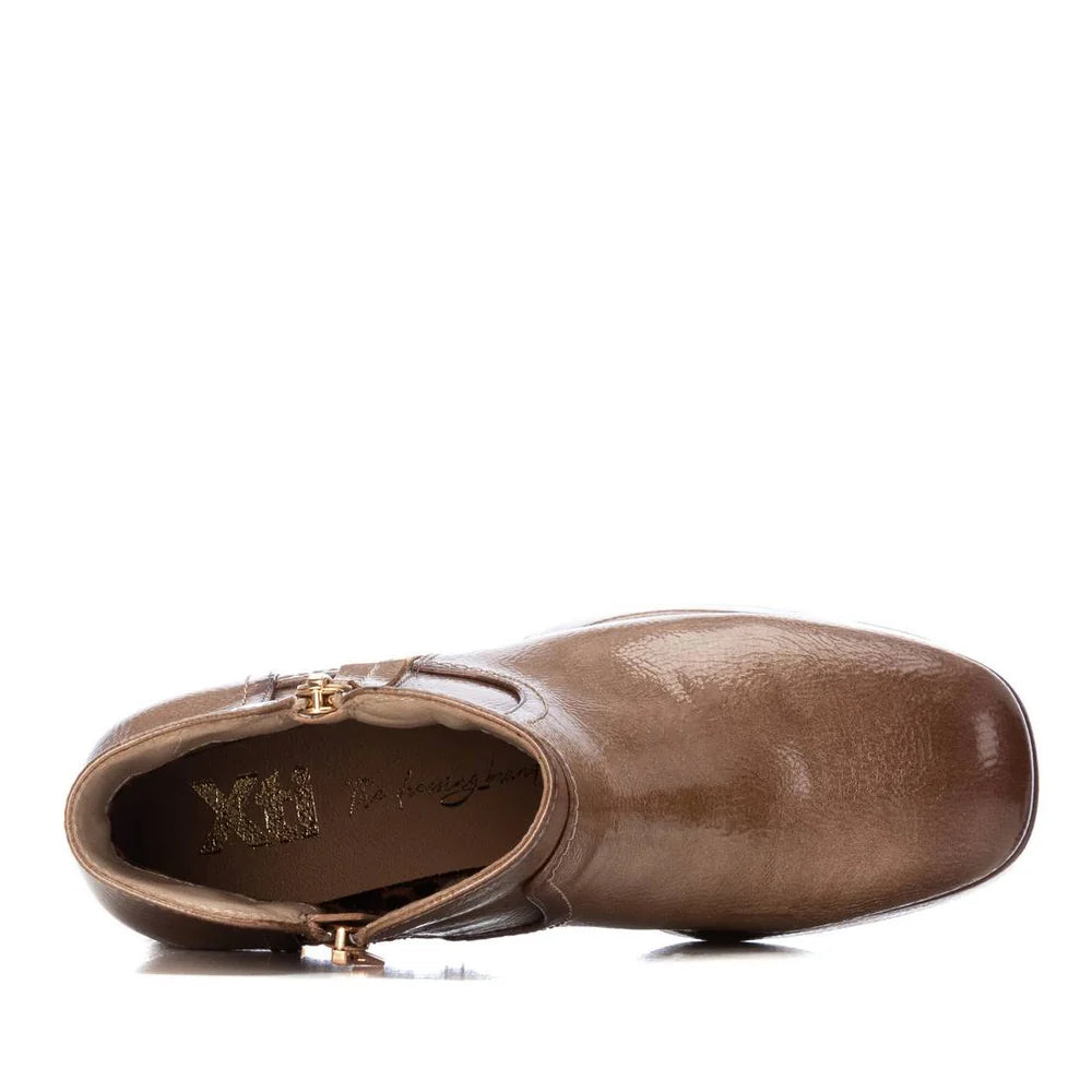 Stivaletto con tacco in vernice