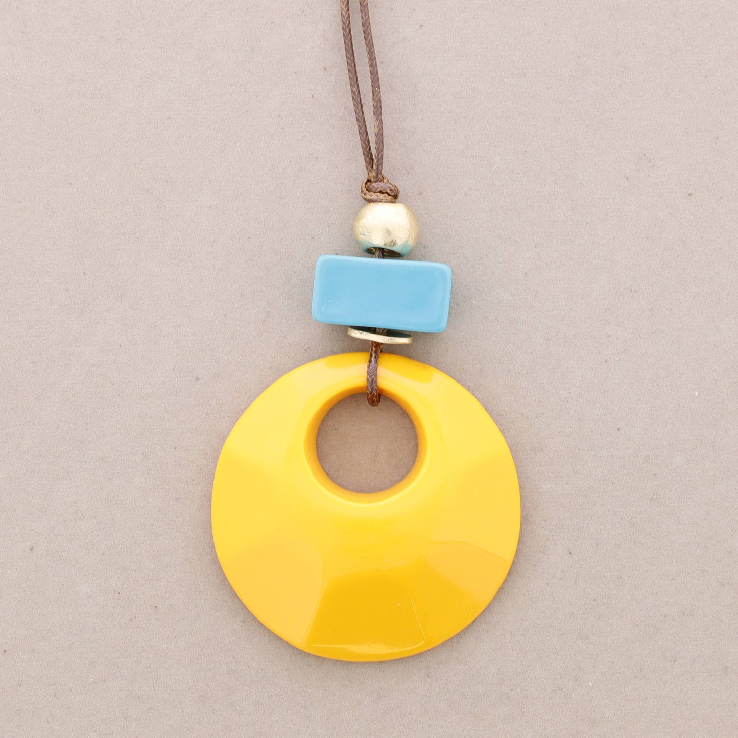Collana lunga con pendenti a perline in resina