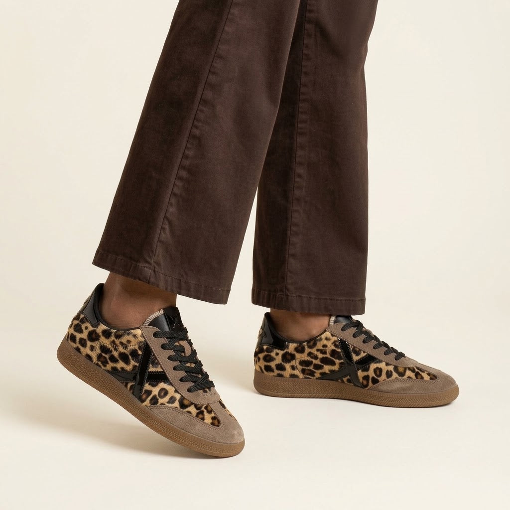 Sneakers donna Munich leopardate in cavallino con punta in camoscio taupe, iconica X in vernice nera e suola in gomma marrone