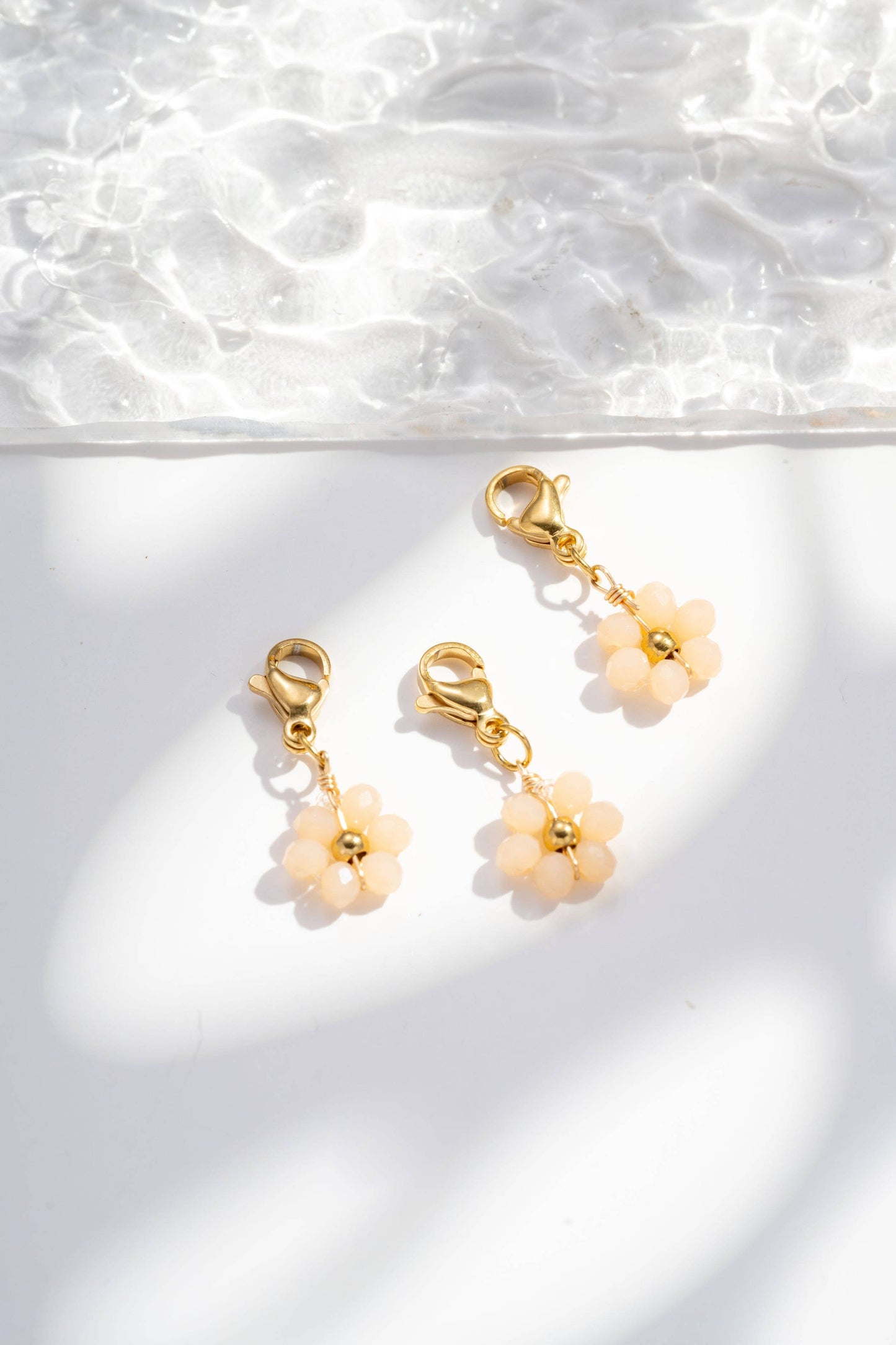 Set di Tre Pendenti con Fiori Colorati in Acciaio Inossidabile,