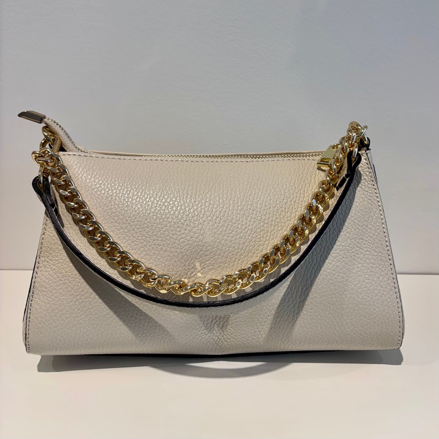 Borsa beige in pelle con catena