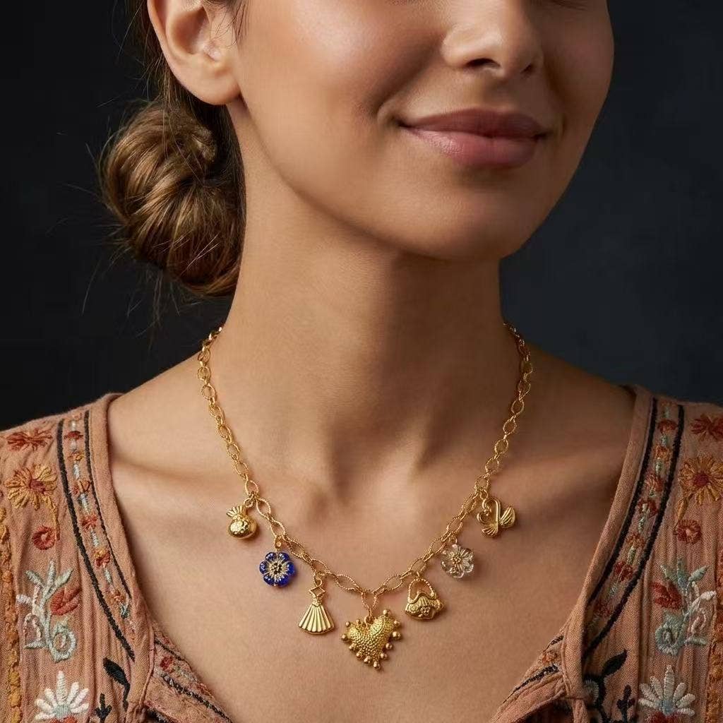Collana dorata con charms assortiti in acciaio inossidabile, motivo simbolico