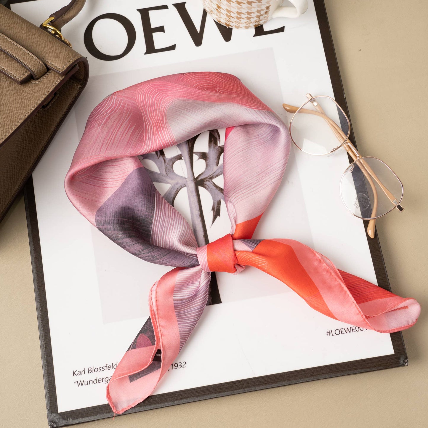 Foulard quadrato 70x70 effetto seta leggera motivo astratto pastello
