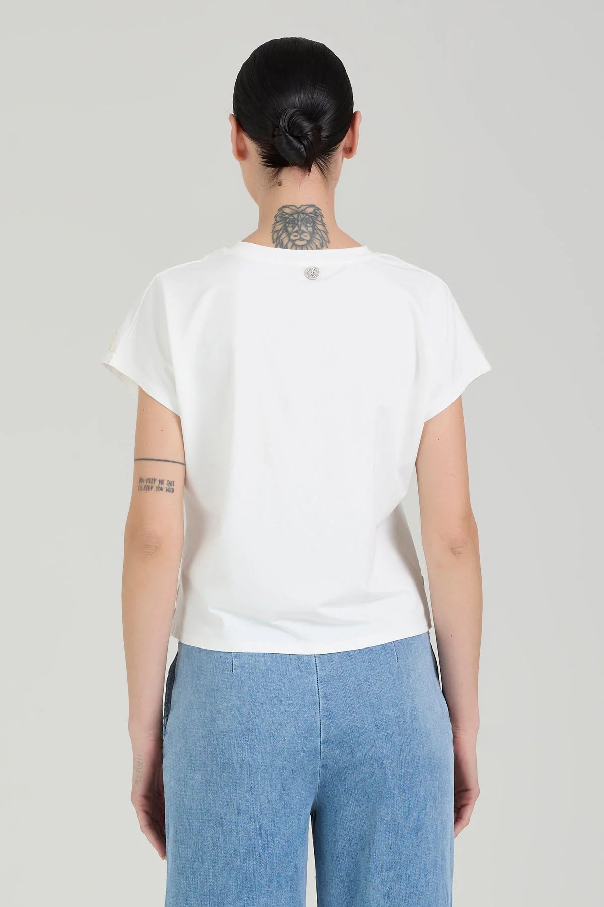 T-shirt con ricami
