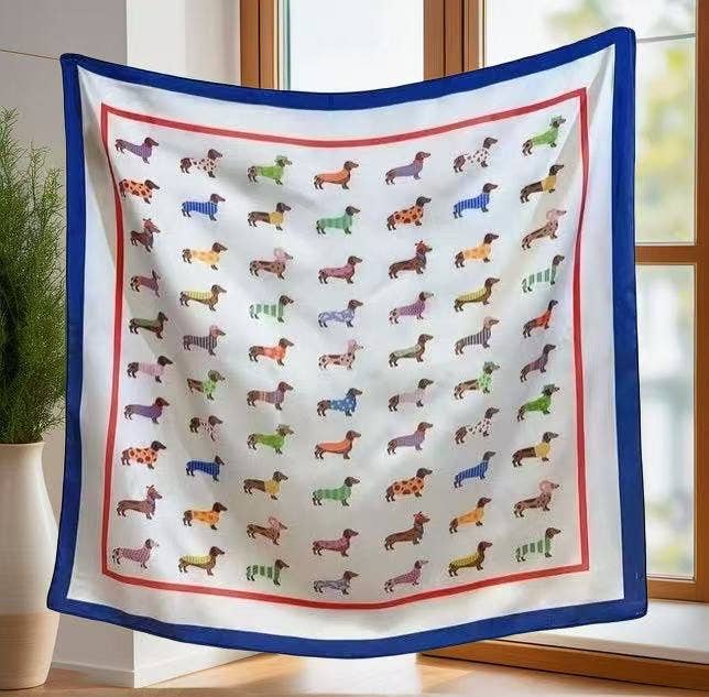 Foulard quadrato in poliestere effetto seta 70x70 stampato con piccolo cane