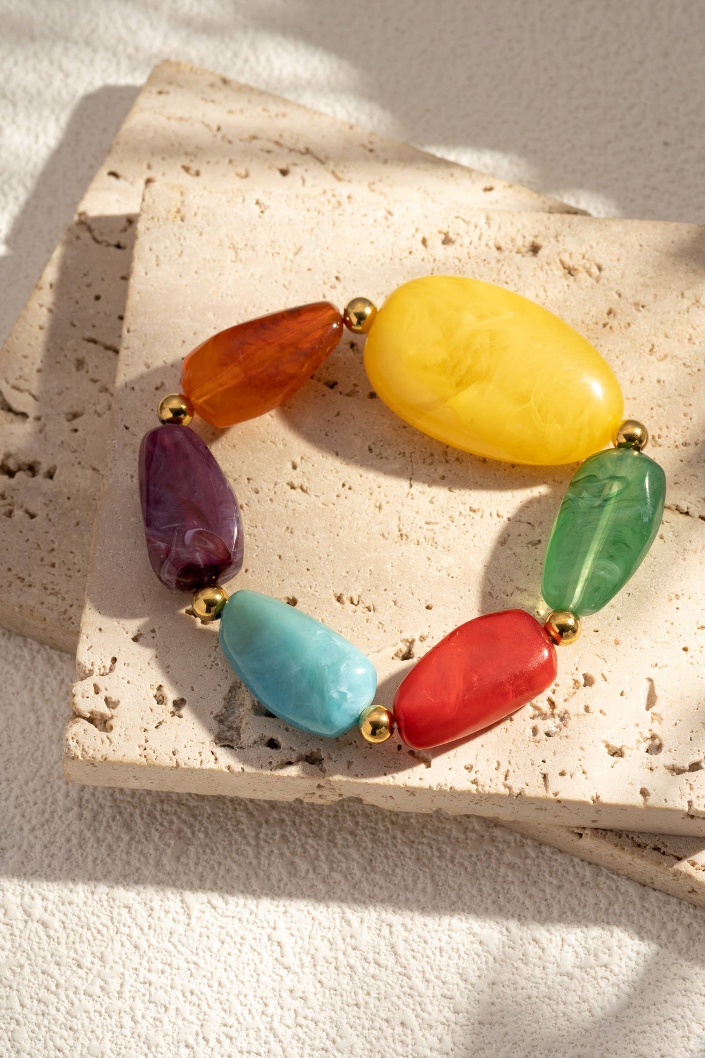 Bracciale colorato in resina lucida, perle irregolari