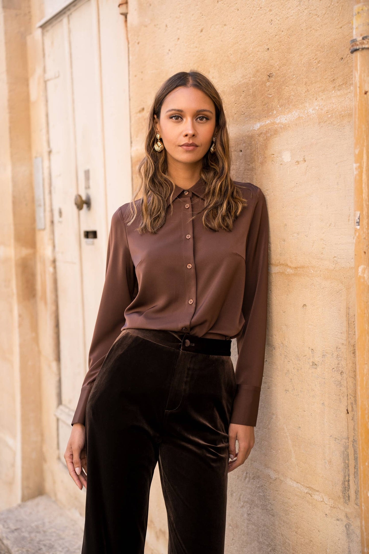 Camicia in satin con colletto classico a revers