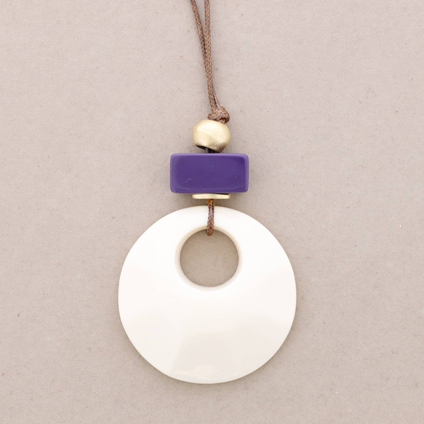 Collana lunga con pendenti a perline in resina