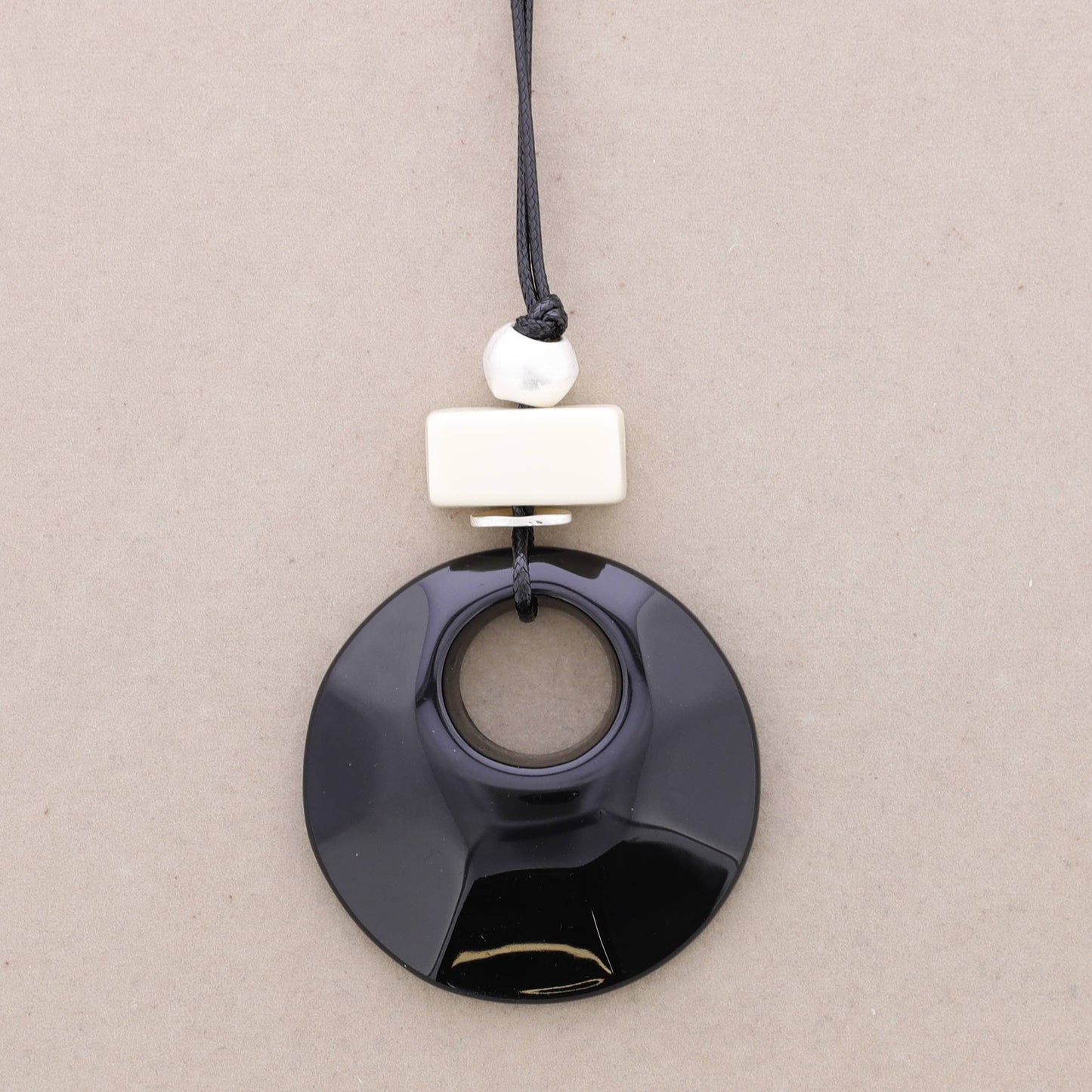 Collana lunga con pendenti a perline in resina