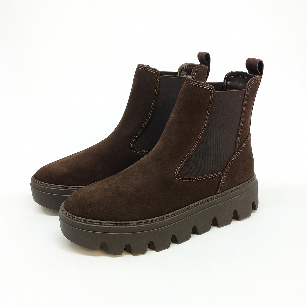 Chelsea Tamaris in camoscio