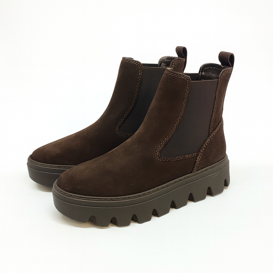 Chelsea Tamaris in camoscio