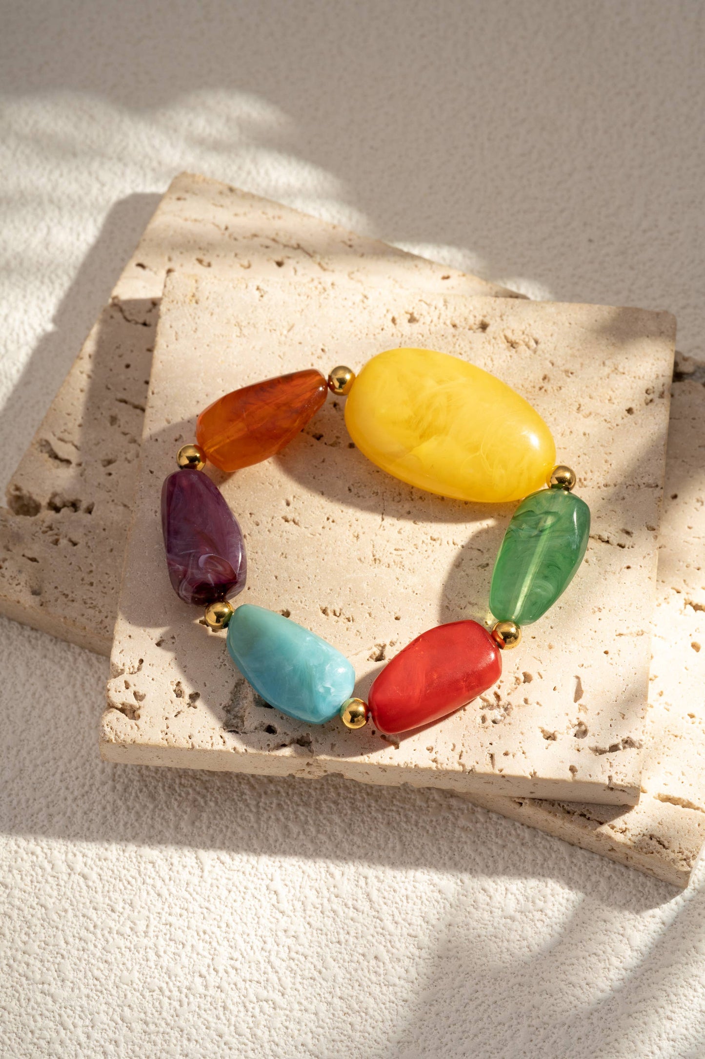 Bracciale colorato in resina lucida, perle irregolari