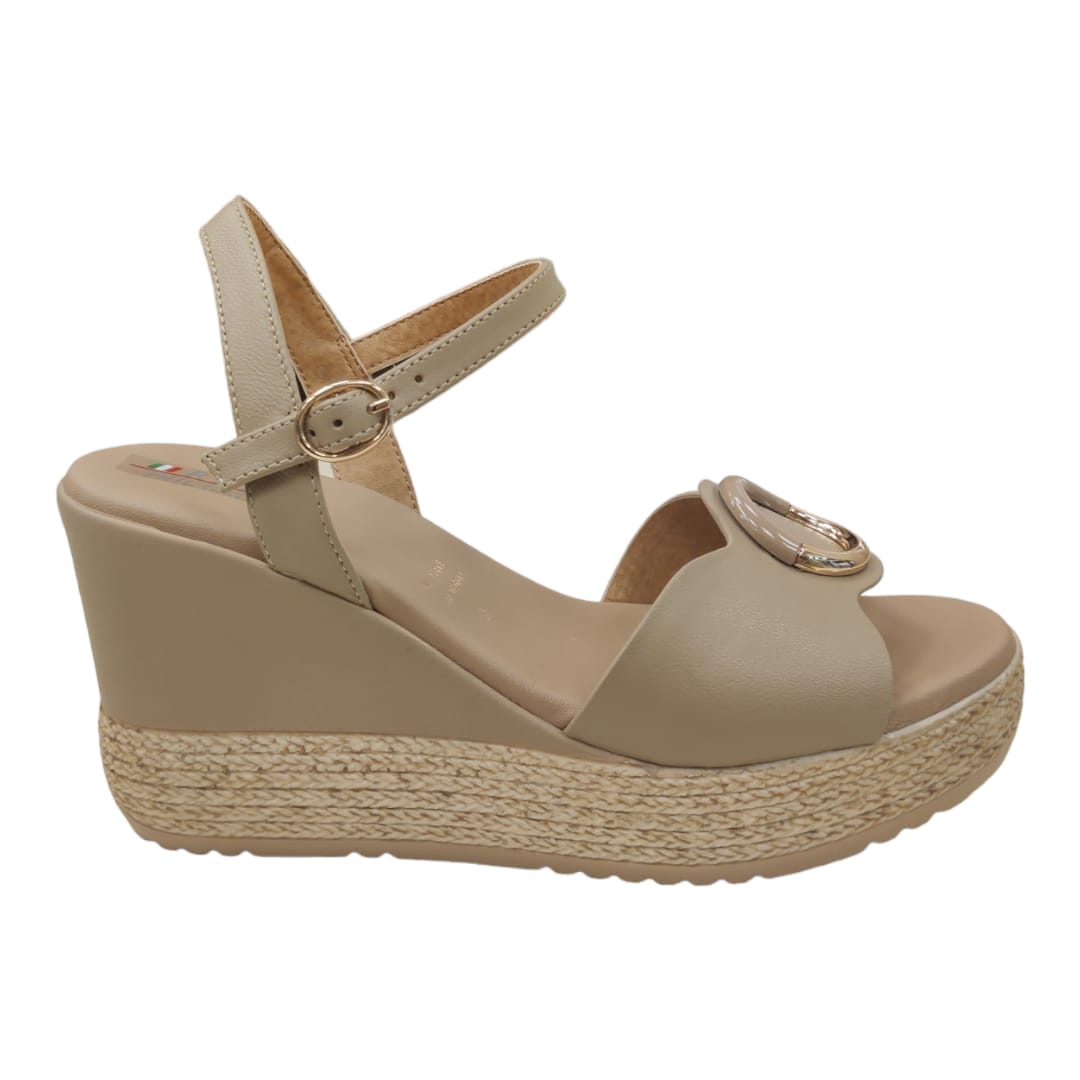 SANDALO IN PELLE BEIGE CON ZEPPA COMODA