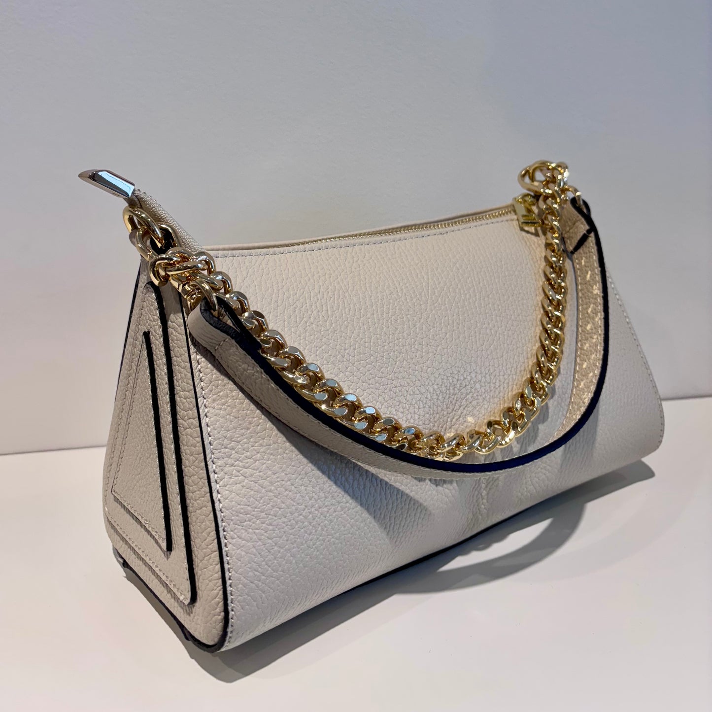 Borsa beige in pelle con catena