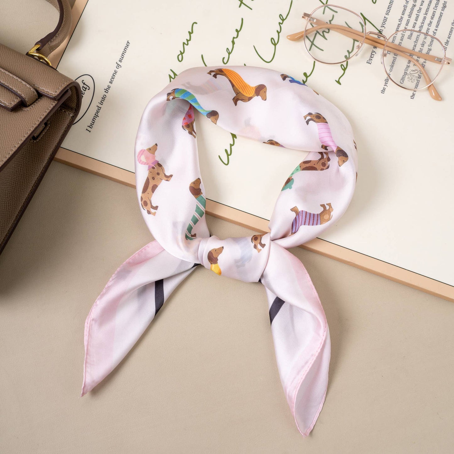 Foulard quadrato in poliestere effetto seta 70x70 stampato con piccolo cane