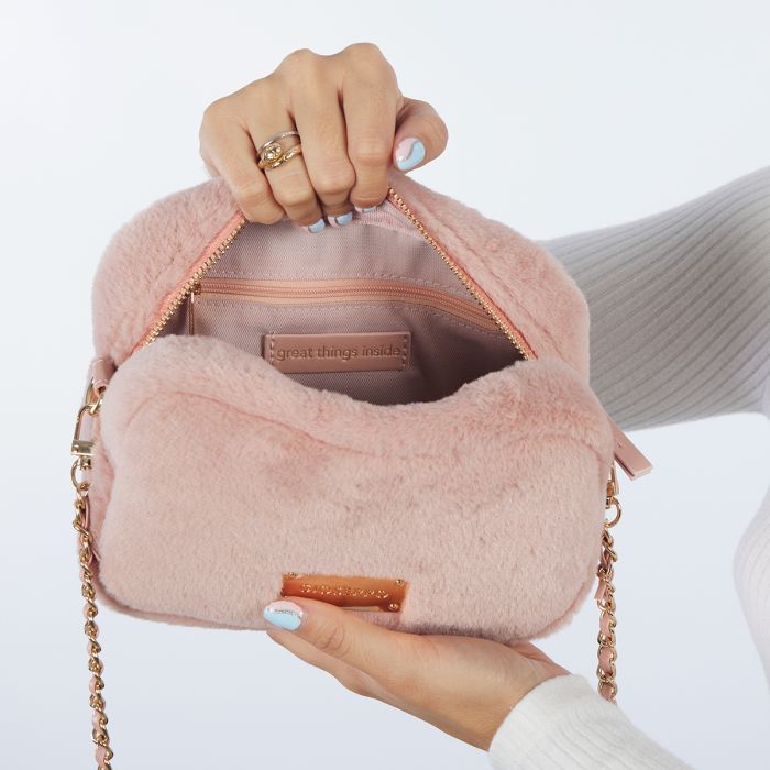 BORSA ROSA MODELLO SAPONETTA IN PELLICCIA CON TRACOLLA CON CATENA