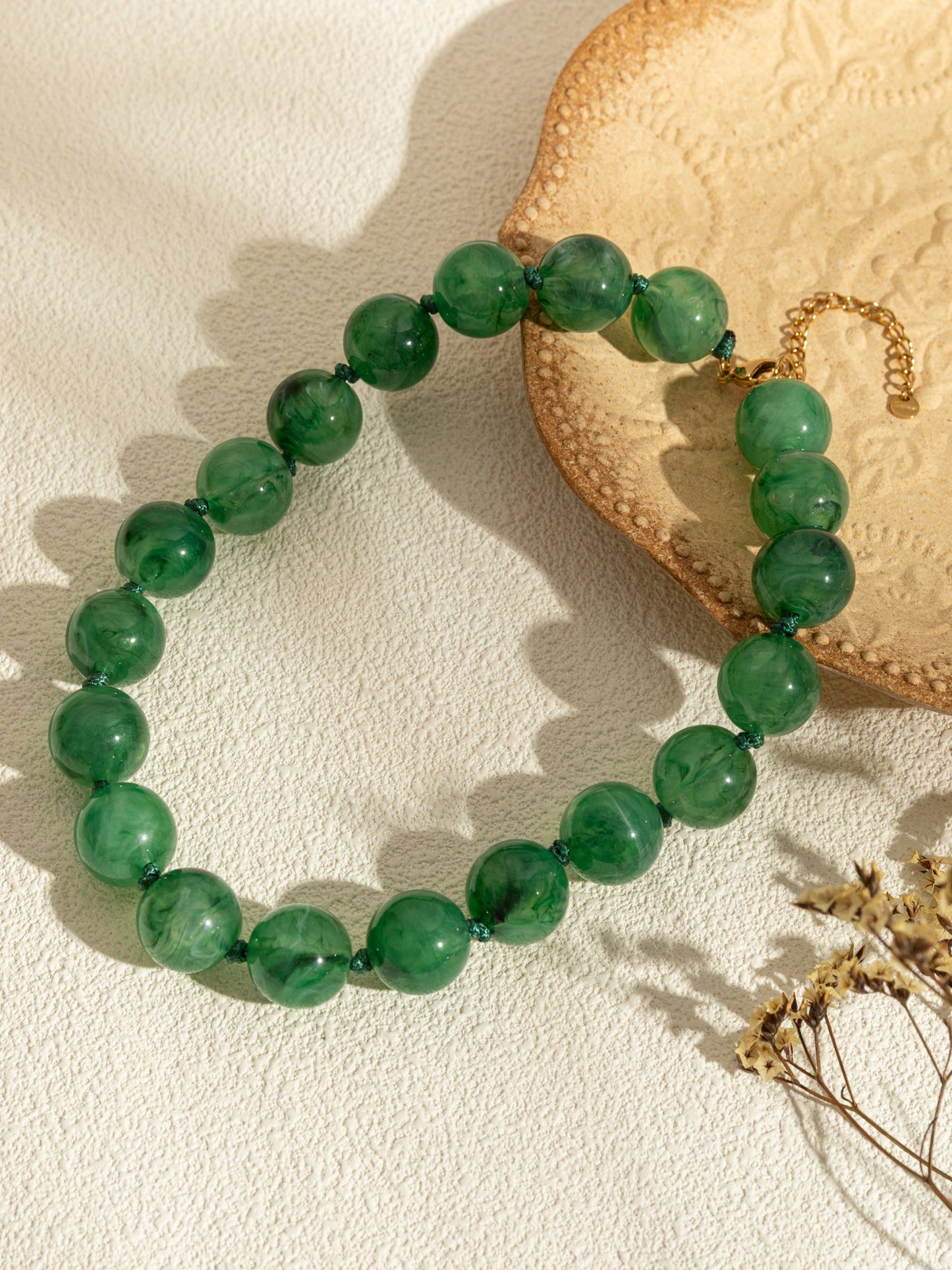 Collane con perle rotonde in resina colorata e catena dorata elegante