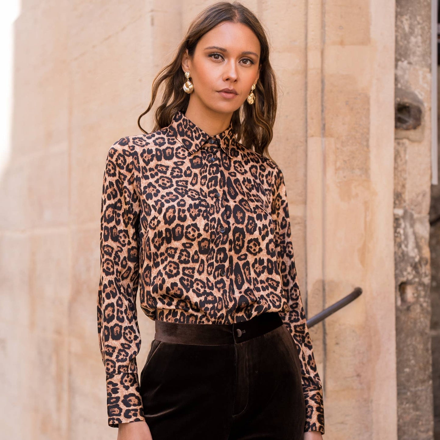 Camicia in satin con colletto classico a revers