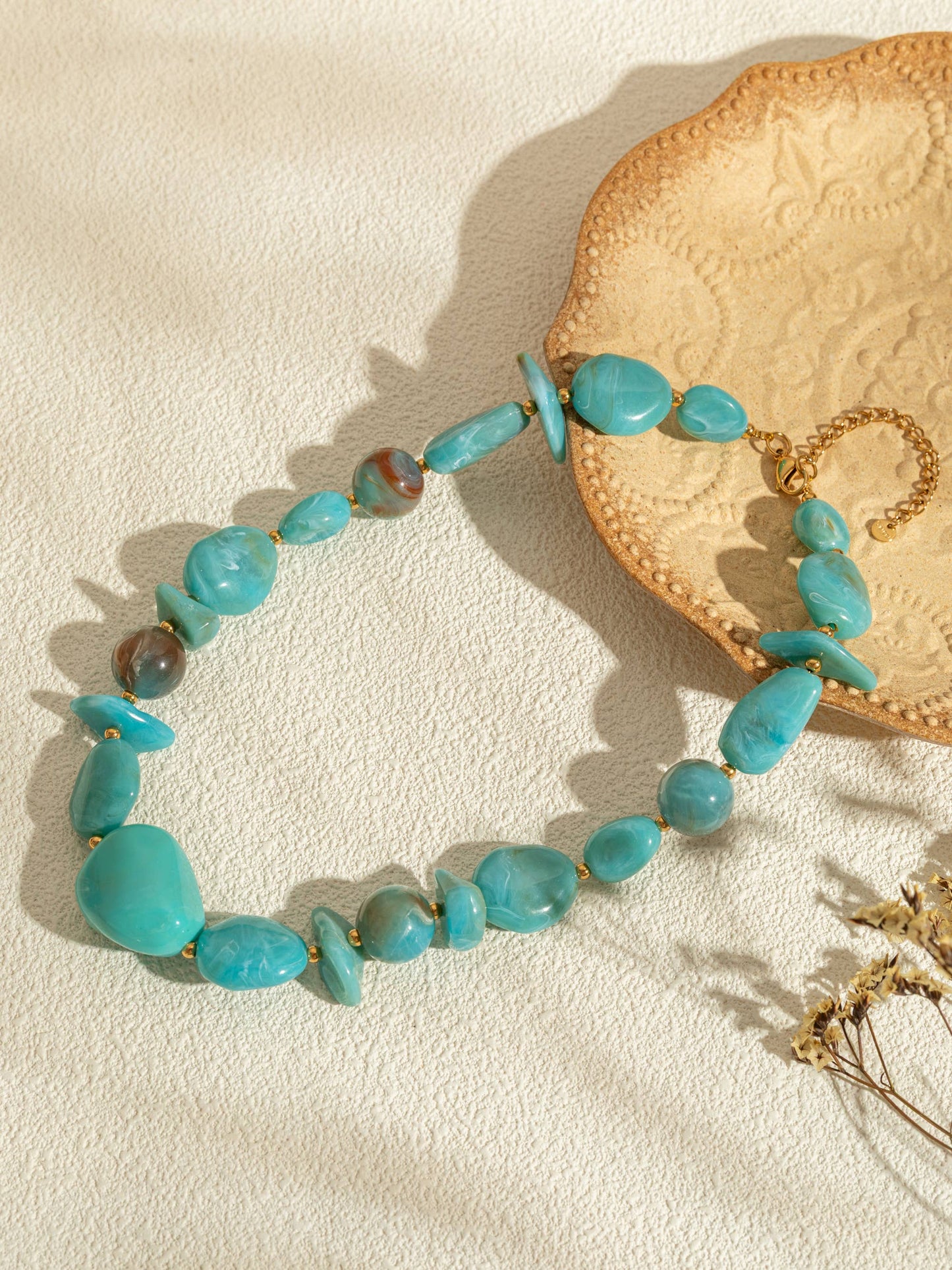 Collana con gemme in resina