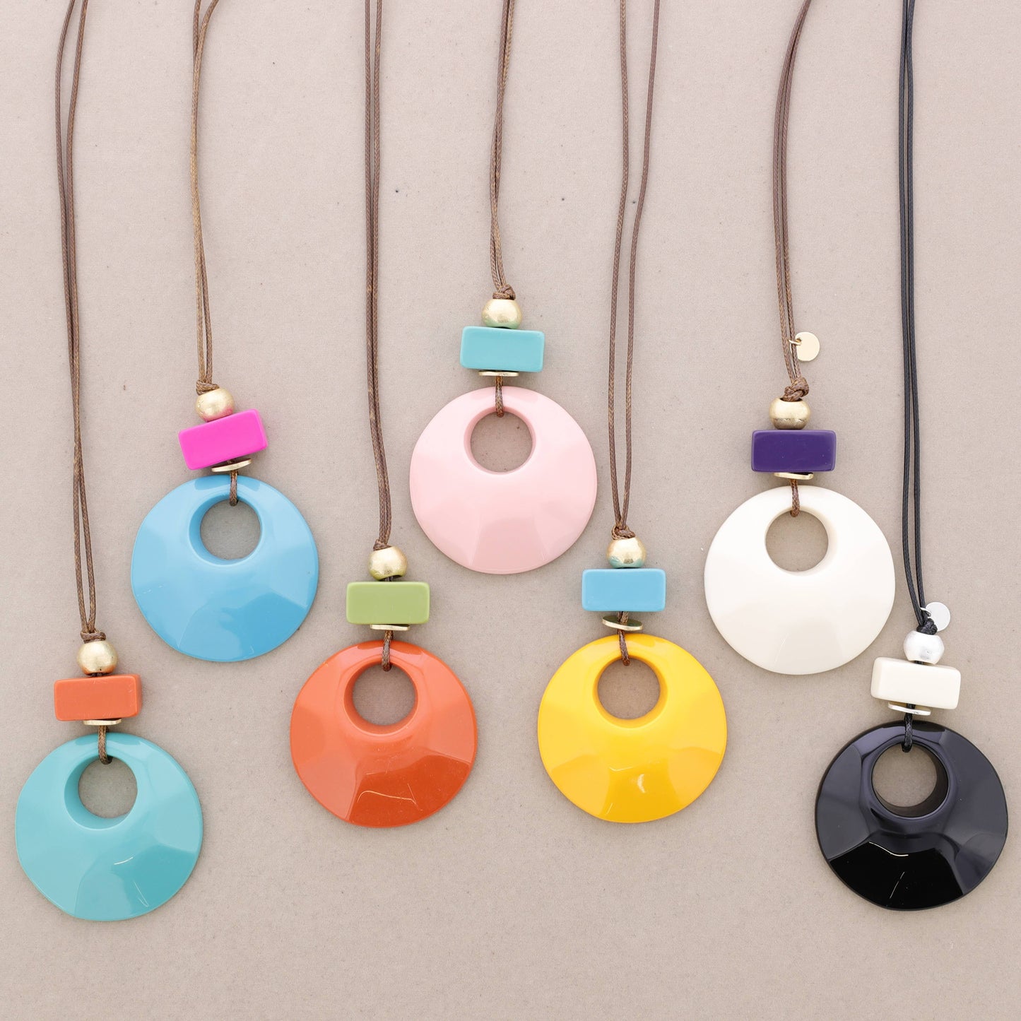 Collana lunga con pendenti a perline in resina