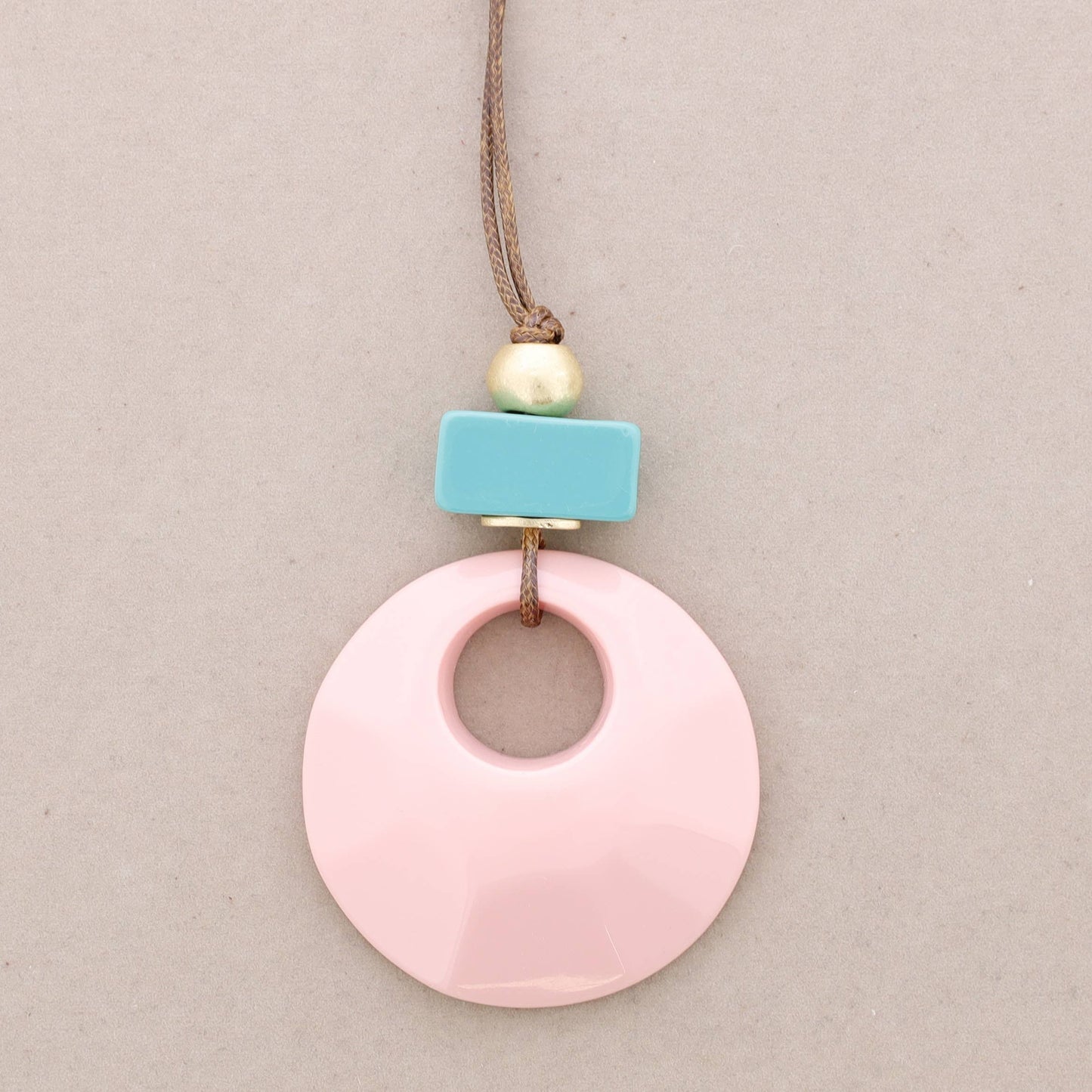 Collana lunga con pendenti a perline in resina