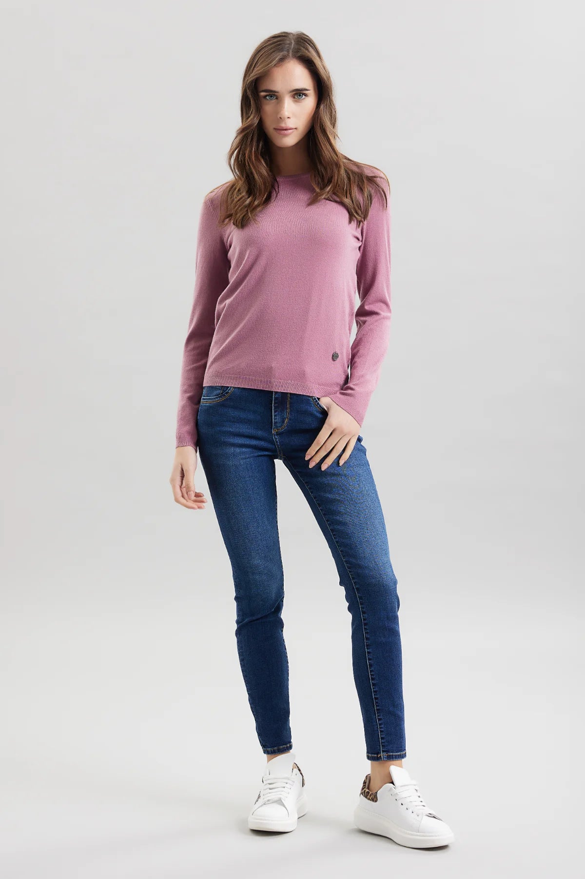 Girocollo in viscosa con micropaillettes