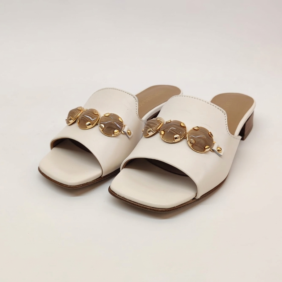 Sandali slides in pelle e applicazioni