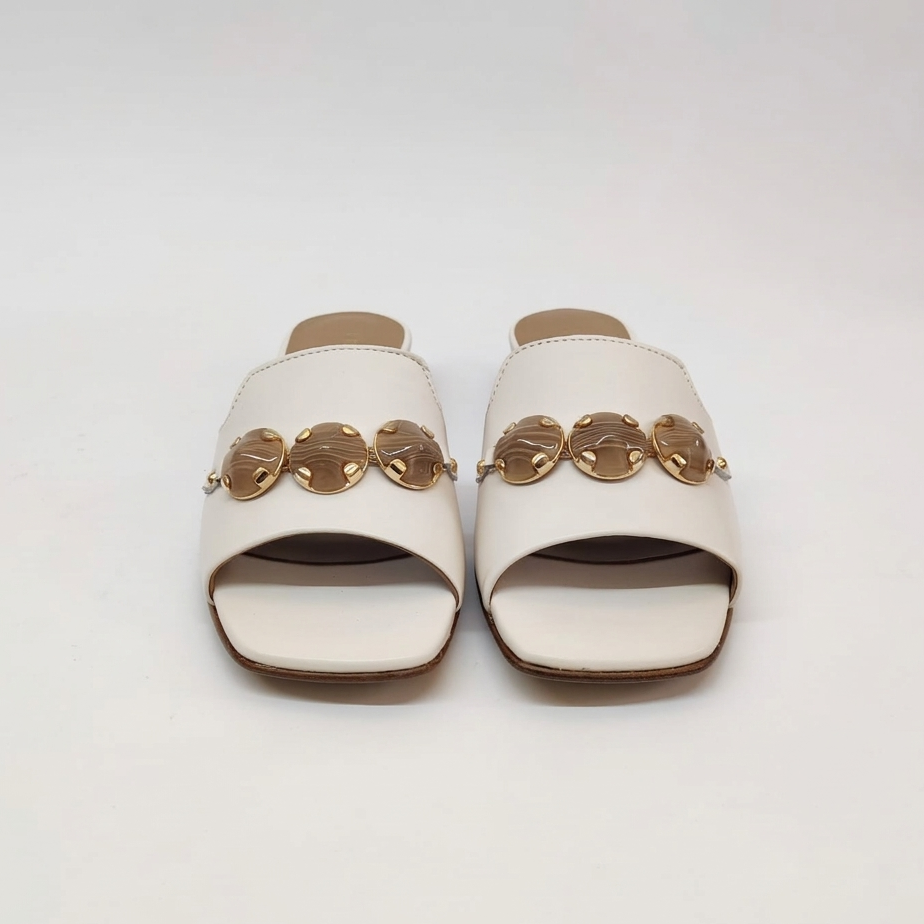 Sandali slides in pelle e applicazioni