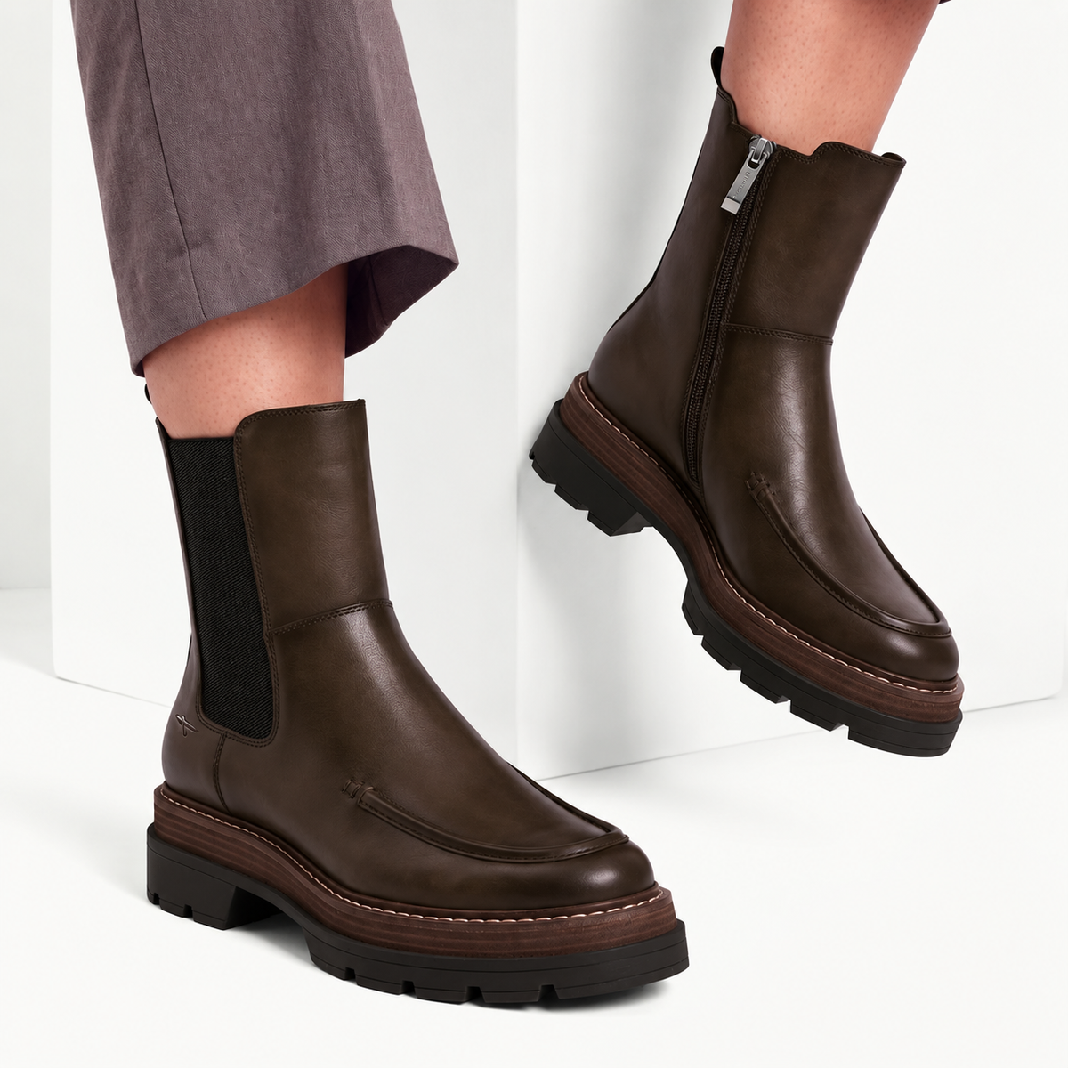 Stivaletti chelsea donna Tamaris marrone scuro in pelle con vaschetta sulla punta, elastico nero e suola carrarmato