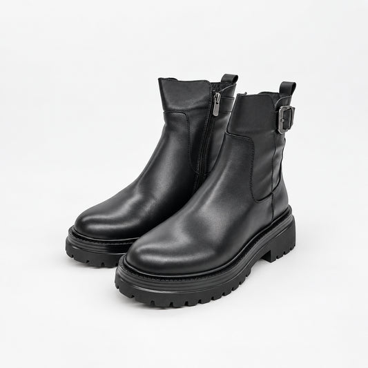 Stivaletti donna neri in pelle modello chelsea con cinturino e fibbia metallica sul gambale, zip interna e suola carrarmato