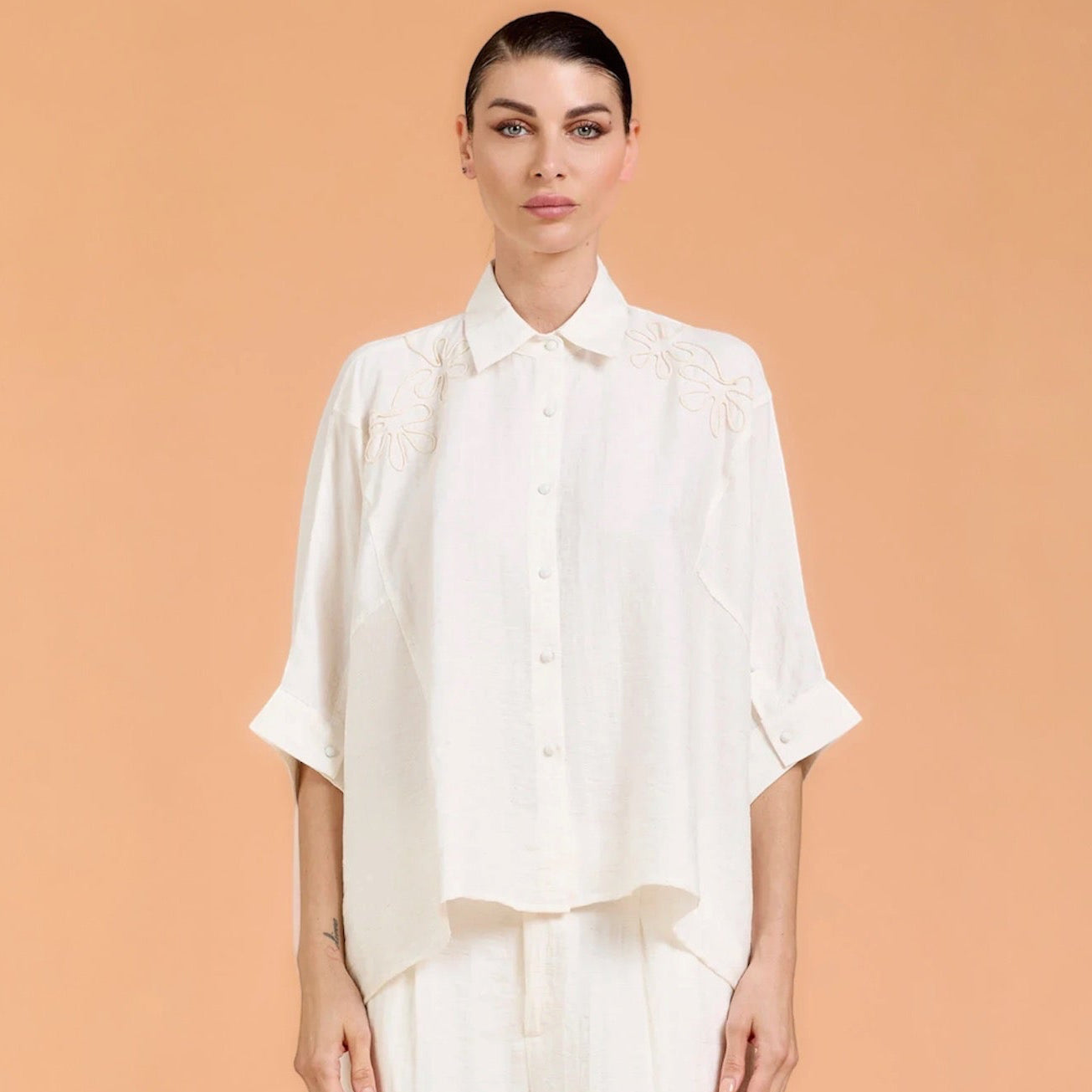 Camicia over con ricami