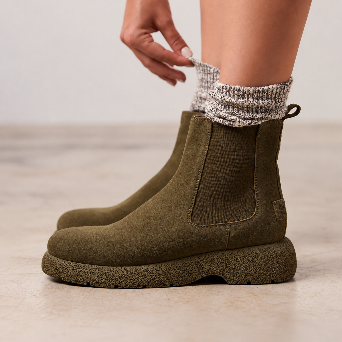 Stivaletti Chelsea boot da donna Gioseppo in camoscio kaki / verde oliva con elastici laterali e suola effetto crepe