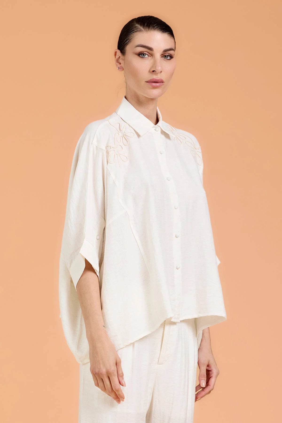 Camicia over con ricami