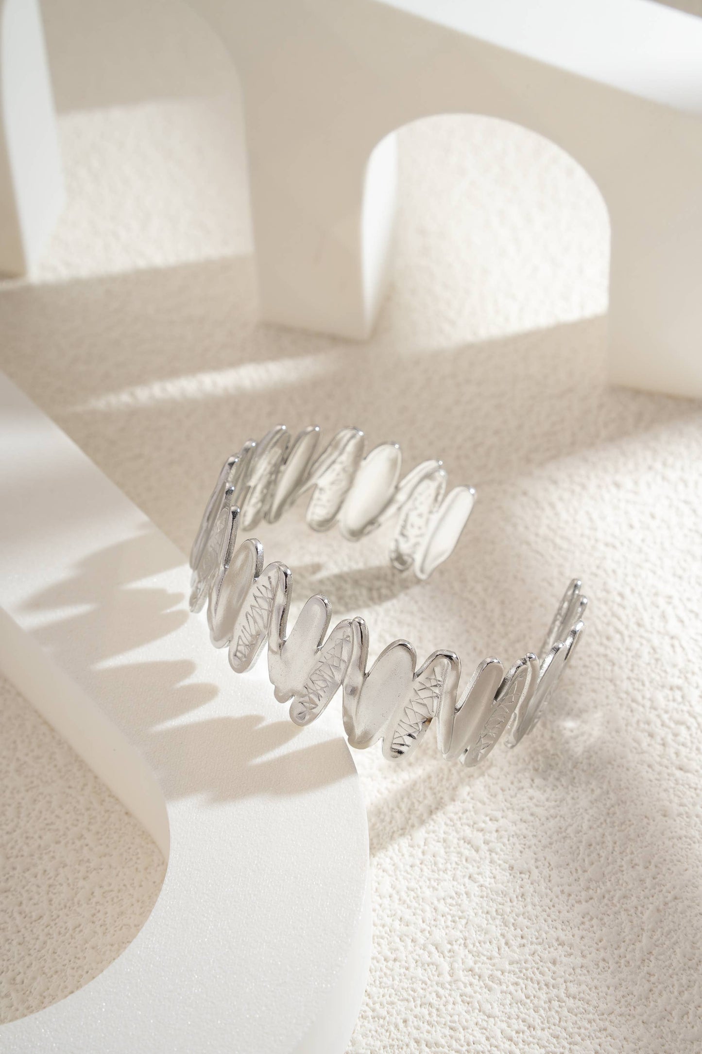 Bracciale a segmenti testurizzati in acciaio inossidabile dorato o argentato