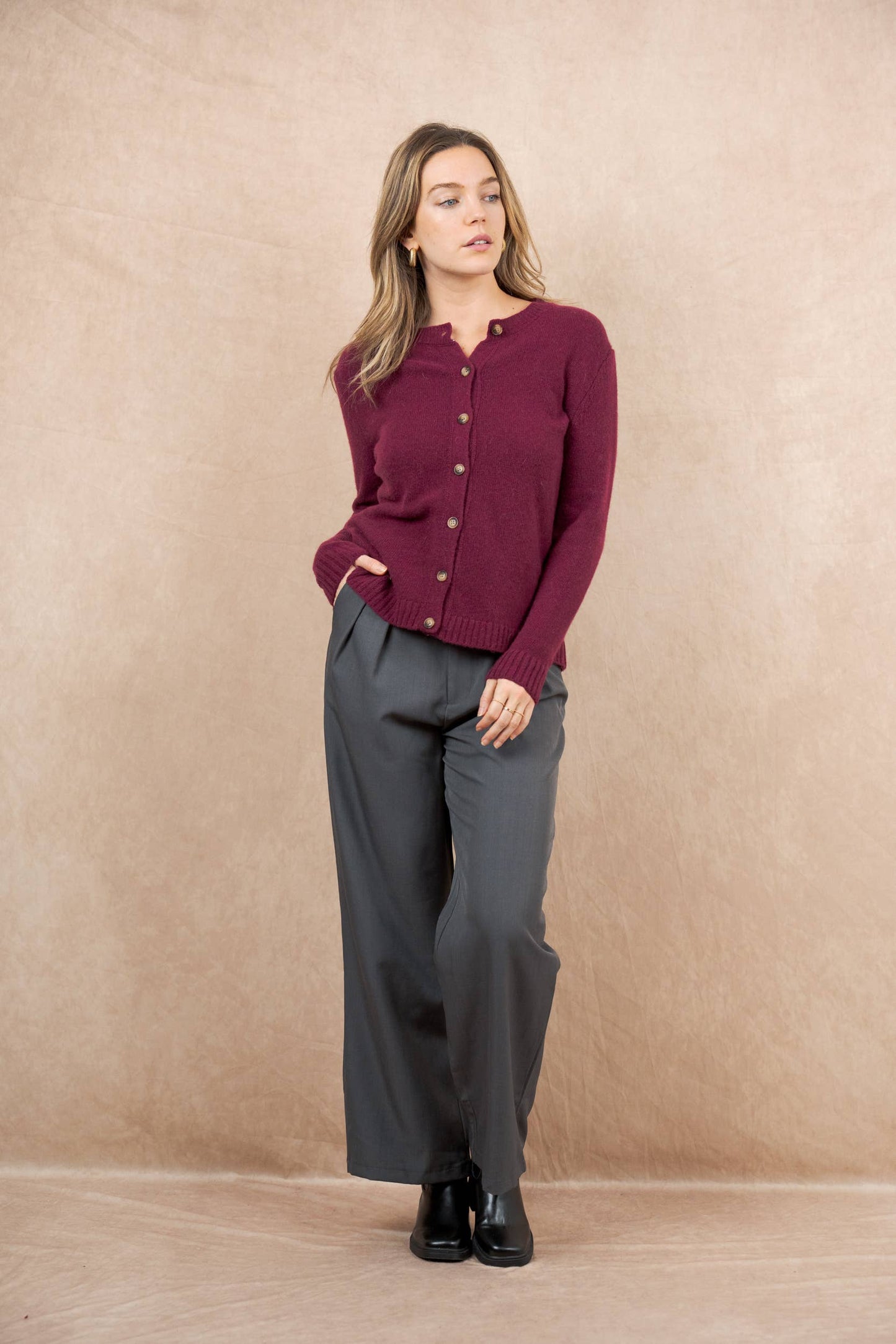 Cardigan girocollo con bottoni in lana merino