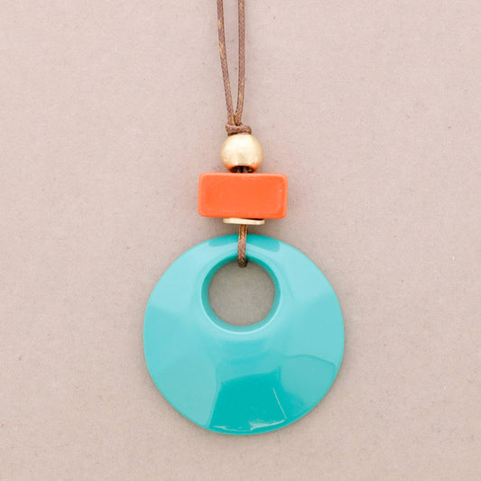 Collana lunga con pendenti a perline in resina