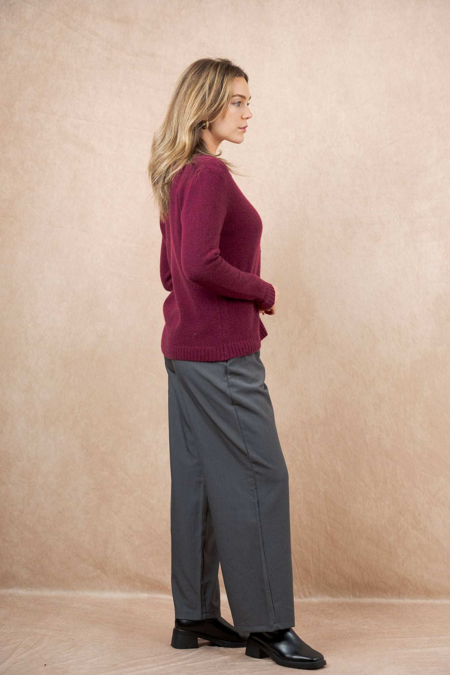 Cardigan girocollo con bottoni in lana merino