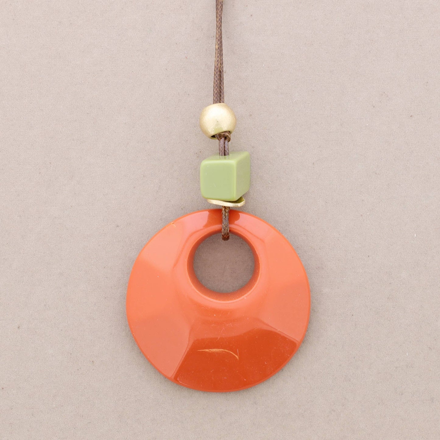 Collana lunga con pendenti a perline in resina